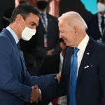 El presidente del Gobierno, Pedro Sánchez, conversa con el presidente de Estados Unidos, Joe Biden, durante la cumbre del G20 en 2021