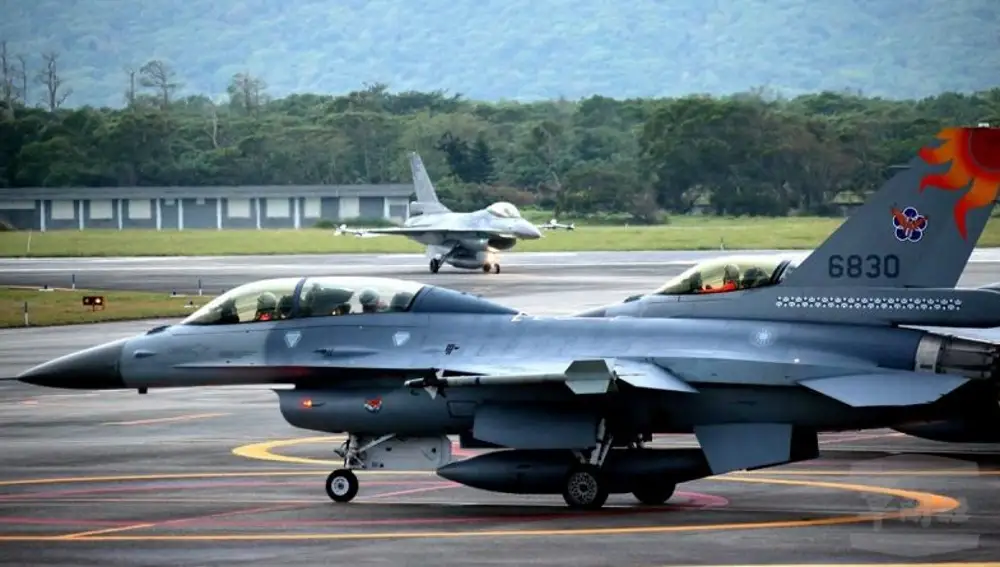 Imagen de un F16 de Taiwán. El ministro de Exteriores de China, Wang Yi, ha asegurado este sábado que la única vía de futuro que espera a Taiwán es la de la unificación con la parte continental, en medio de meses de tensión con el territorio y, de unos días a esta parte, con sus aspiraciones para obtener más representación internacional.