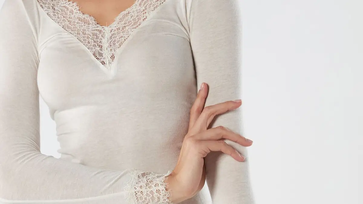 Camiseta larga de encaje con escote de pico en encaje.