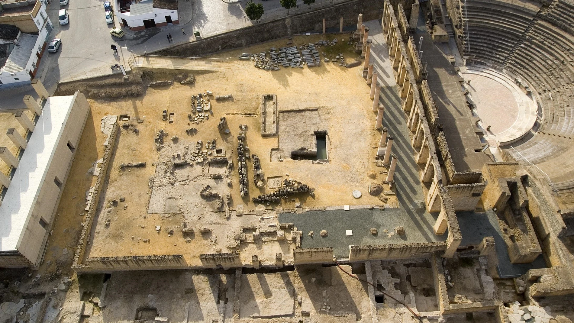 El recinto porticado del teatro de Itálica, con la cripta en forma de L en su centro. AJS