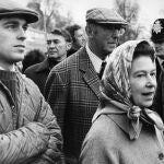 El príncipe Andrés junto a su madre la Reina Isabel II en una imagen de archivo