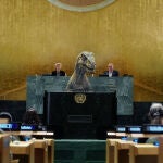 Una imagen del vídeo de la ONU con un dinosaurio en la asamblea general de Naciones Unidas