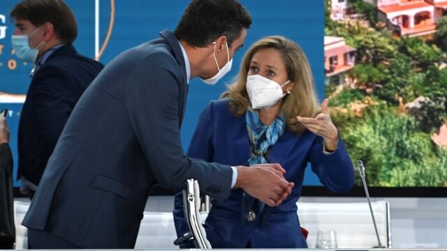 El presidente del Gobierno, Pedro Sánchez, habla con la vicepresidenta primera del Gobierno y ministra de Economía, Nadia Calviño