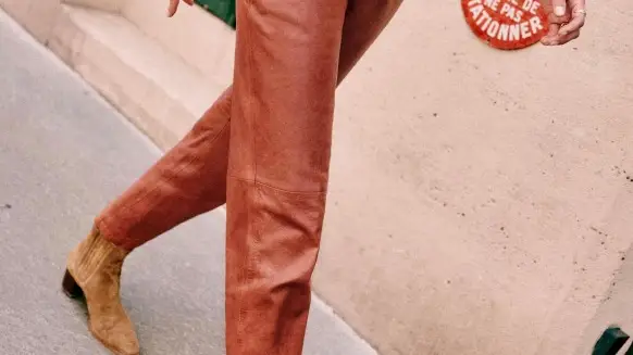 Pantalón con dos hebillas ajustables en los laterales.