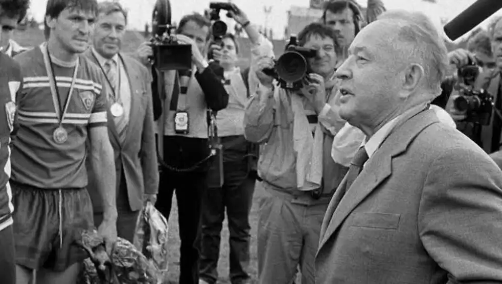Erich Miekel junto a los futbolistas del Dínamo de Berlín, el capricho de la Stasi