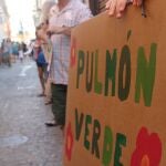 Protesta, el pasado 2 de octubre, de vecinos del centro de Sevilla que demandan desde hace años una zona verde junto a la calle Feria