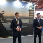 El presidente de Andalucía, Juanma Moreno (i), y el vicepresidente y consejero de Turismo, Juan Marín (d), en el stand de Andalucía durante la primera jornada de la WTM. EFE/ Ángeles Ródenas