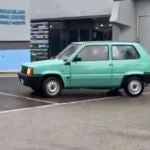 Arturo Vidal conduce su Seat Panda.
