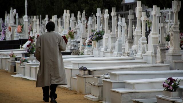 GRAF3906. SEVILLA, 01/11/2021.- Cementerio de San Fernando, Sevilla. EFE/ Raúl Caro.