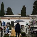 Familiares y amigos visitan a sus seres queridos en el cementerio de San Fernando de Sevilla. EFE/ Raúl Caro.