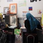 Hermanas Masooma (i) y Shokofa (d) solían aprender habilidades artísticas, como pintura, dibujo y caligrafía en una escuela de arte antes de la toma de posesión de los Talibanes.