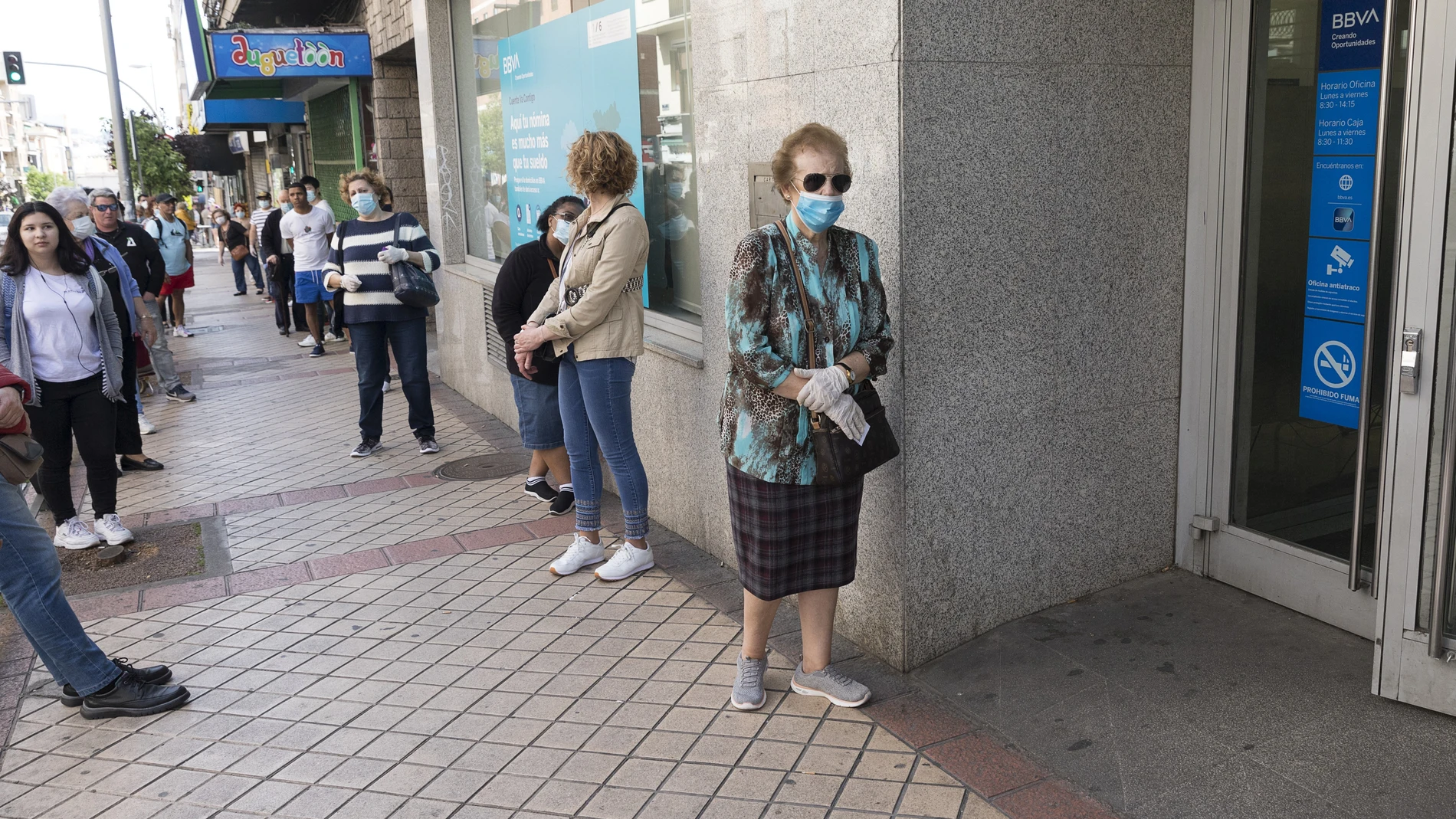 Cola a la puerta de un banco