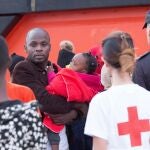 El buque SAR Mastelero llega esta tarde al puerto de Motril con los 323 personas que rescató de seis pateras cuando navegaban en las cercanías de la isla de Alborán.
