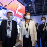 El president de la Generalitat, Ximo Puig (i), la ministra de Industria, Comercio y Turismo, Reyes Maroto (c) y el secretario autonómico de Turismo, Francesc Colomer (d), durante la feria de turismo World Travel Market de Londres