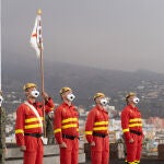 Un grupo de militares participan en un homenaje a las personas fallecidas que se encuentran enterradas en cementerios afectados por la lava del volcán de Cumbre Vieja hoy en Los Llanos de Aridana