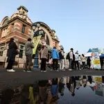 Seoul (Korea, Republic Of), 01/11/2021.- People wait in line to take coronavirus tests at a screening center in front of Seoul Station in Seoul, South Korea, 01 November 2021, the first day of the 'living with COVID-19' measures that South Korea has adopted to phase out coronavirus restrictions and reopen the economy amid rising vaccination levels. (Abierto, Corea del Sur, Seúl) EFE/EPA/YONHAP SOUTH KOREA OUT