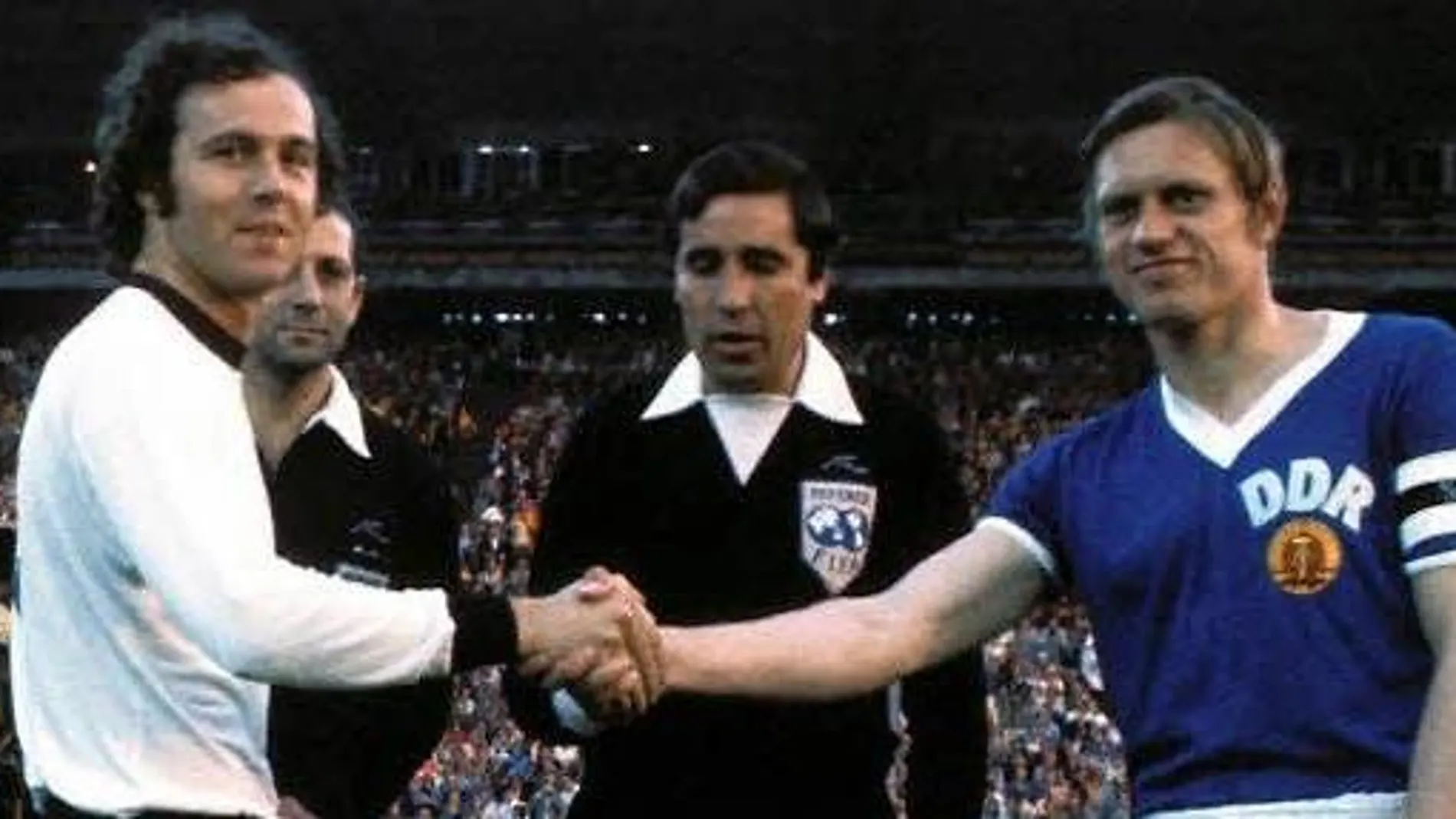 Los capitanes Franz Beckenbauer y Bernd Bransch en el intercambio de banderines.