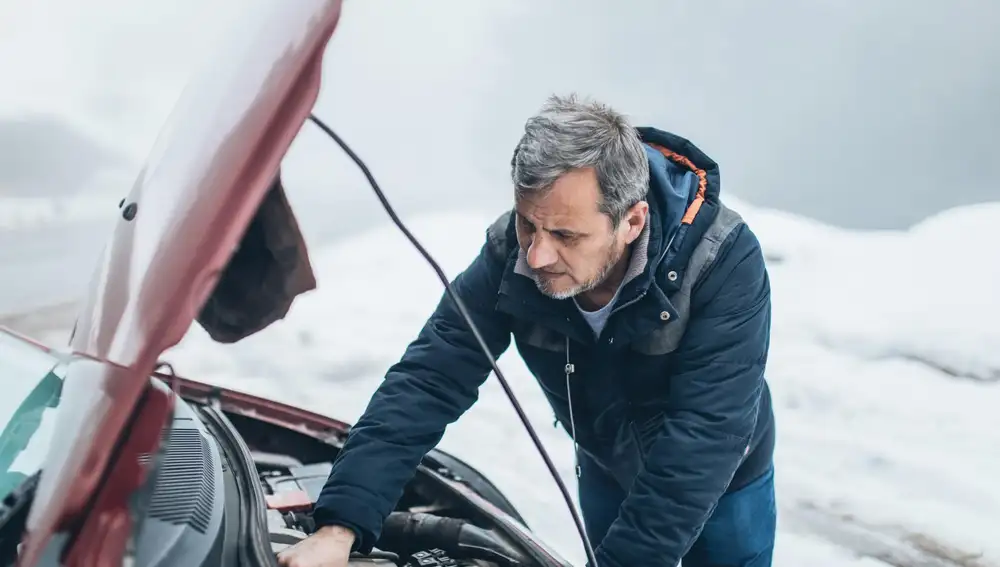 ¿Qué debo llevar en el coche para no quedarme tirado?