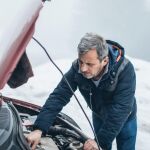 ¿Qué debo llevar en el coche para no quedarme tirado?