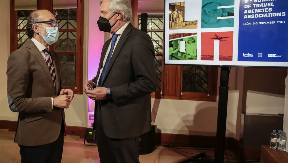 El consejero de Cultura y Turismo, Javier Ortega, participa en la ceremonia de apertura de la 6ª Cumbre Mundial de Asociaciones de Agencias de Viajes. Le acompaña el presidente de la Confederación Española de Agencias de Viajes, Carlos Garrido