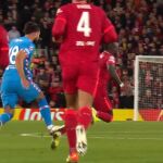 La entrada de Felipe a Mané por la que fue expulsado en el Liverpool - Atlético