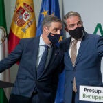 El consejero de Hacienda y Financiación Europea, Juan Bravo (i), y el consejero de Presidencia, Elías Bendodo (d). María José López / Europa Press