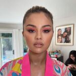 Selena con un beauty look repleto de color.