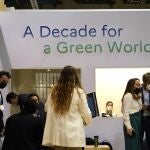 Varias personas se reúnen ante el pabellón de Francia en la Cumbre del Clima de Glasgow