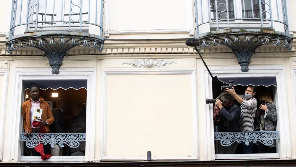 Mohamed Mbougar Sarr se asoma a la ventana del Drouant
