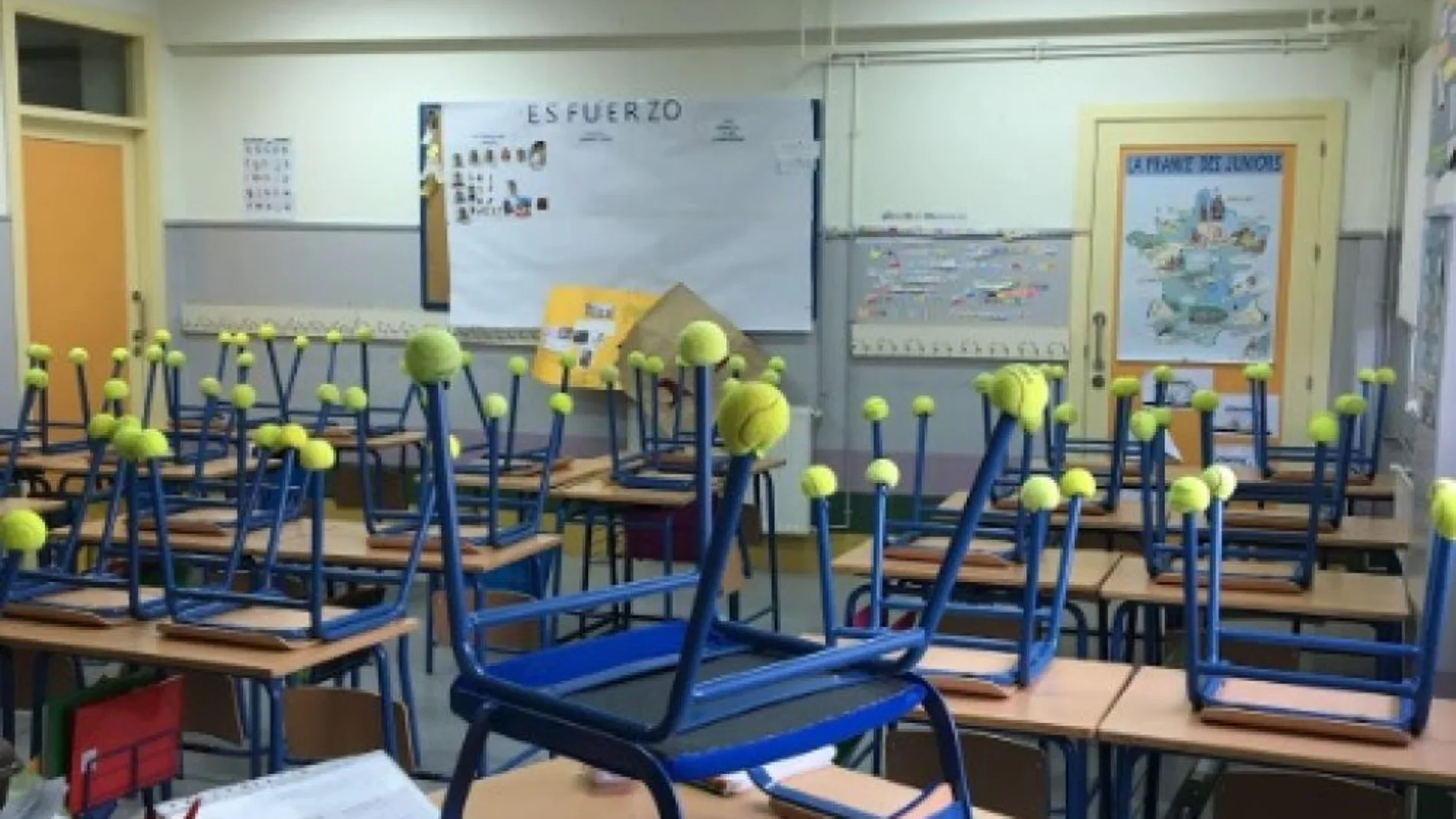 Sillas con pelotas de tenis en las aulas