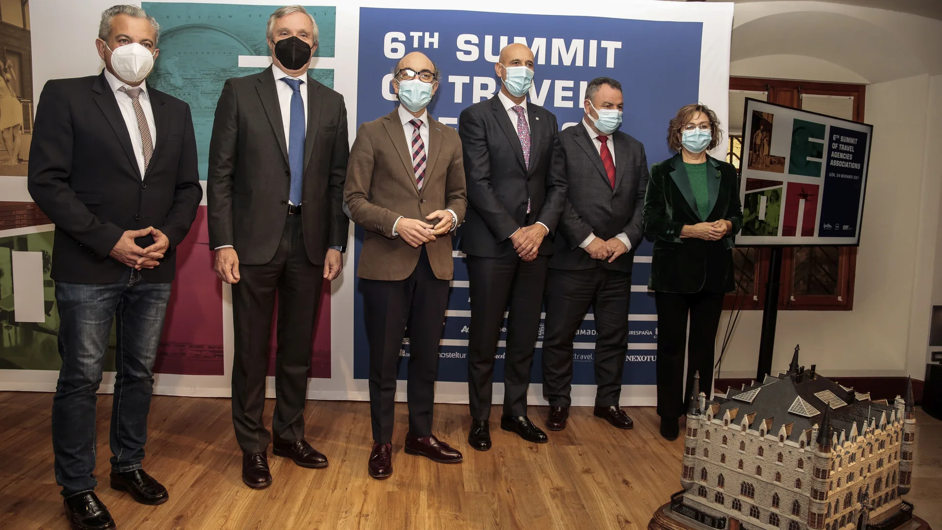 El consejero de Cultura y Turismo, Javier Ortega, participa en la ceremonia de apertura de la 6ª Cumbre Mundial de Asociaciones de Agencias de Viajes. Junto a él, (IaD). el vicepresidente de la Diputación, Nicanor Sen; el presidente de la Confederación Española de Agencias de Viajes, Carlos Garrido; el alcalde, José Antonio Diez; el presidente de la Diputación, Eduardo Morán y la concejala de Acción y Promoción Cultural, Evelia Fernández