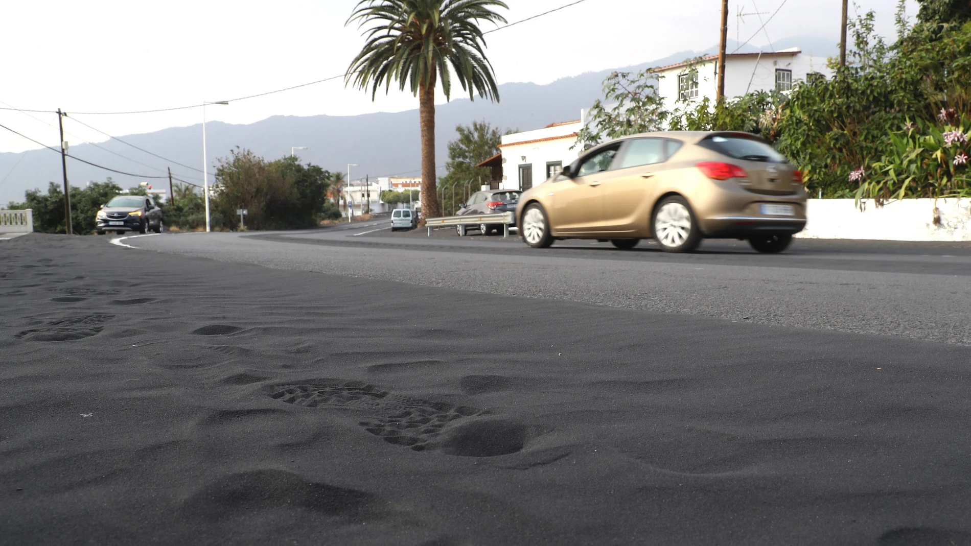 GRAFCAN5945. EL PASO (LA PALMA), 03/11/2021.- El volcán de Cumbre Vieja, en La Palma, continúa su actividad emitiendo gases al aire, si bien las emisiones de dióxido de azufre han registrado menores niveles que en días anteriores. En la imagen, grandes cantidades de ceniza del volcán en los márgenes de la carretera de El Paso. EFE/ Elvira Urquijo A.