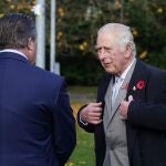 El príncipe Carlos conversa con Zak Brown, el presidente de McLaren Racing, en un acto de la cumbre del clima
