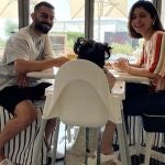 Virat Kohli y su esposa, Anushka Sharma, junto a su hija.