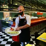 El restaurante Los Chicos, las Chicas y los Maniquís ofrece el menú Movida madrileña en un local ambientado en los 80