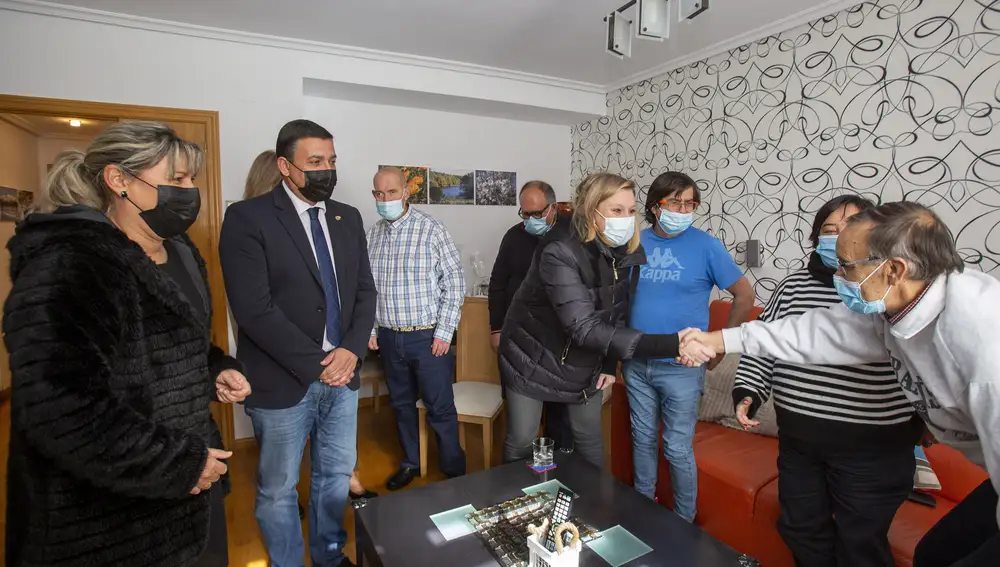 La consejera de Familia e Igualdad de Oportunidades, Isabel Blanco, visita el recurso de vivienda supervisada que gestiona la Asociación de Familiares, Amigos y Personas con Discapacidad por Enfermedad Mental de Ávila (FAEMA)