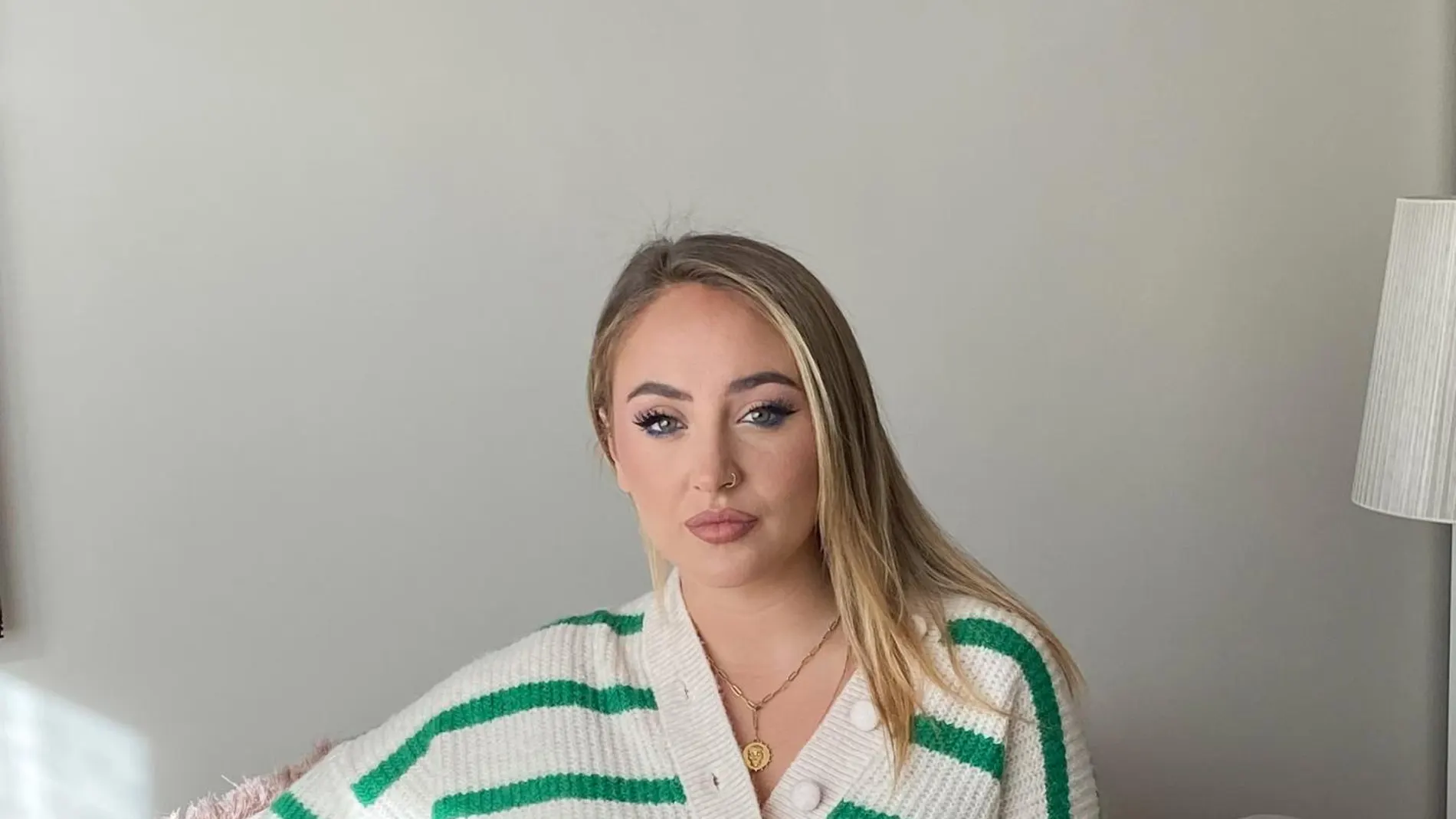 Rocío Flores con jersey de rayas.