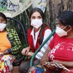 La Reina Letizia (c) de España conoce hoy proyectos de artesanas indígenas durante una visita al Centro Cultural Juan de Salazar, en Asunción (Paraguay). EFE/ Ballesteros