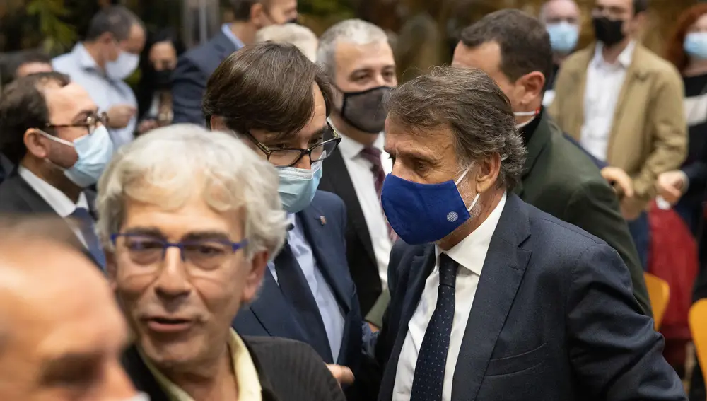 Toni Bolaño, con el presidente del Grupo Planeta, José Creuheras, y Salvador Illa detrás