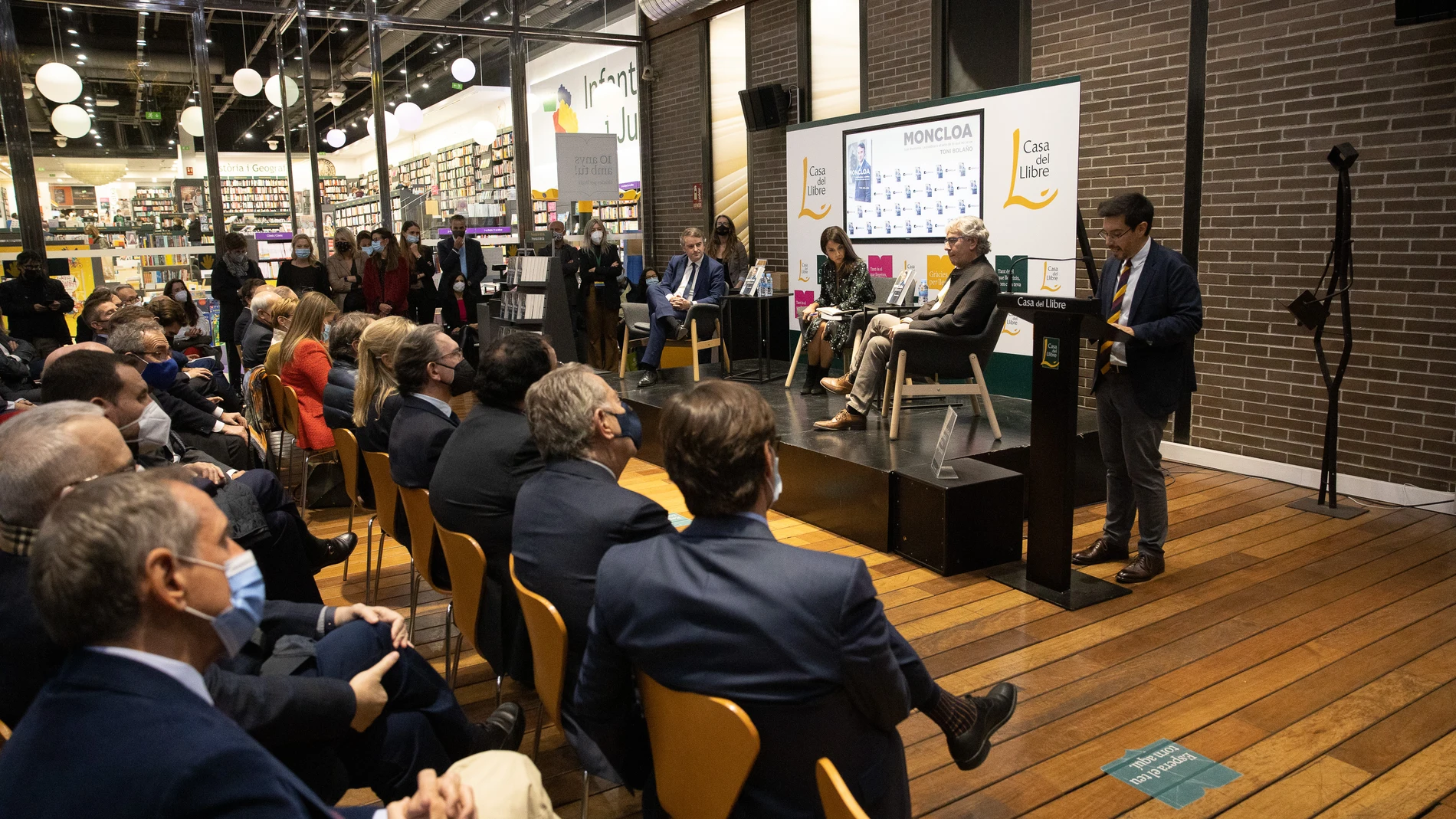 Imagen del acto de presentación del libro de Toni Bolaño sobre Iván Redondo, con la periodista Laura Rosel de moderadora