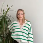 Rocío Flores con jersey de rayas.