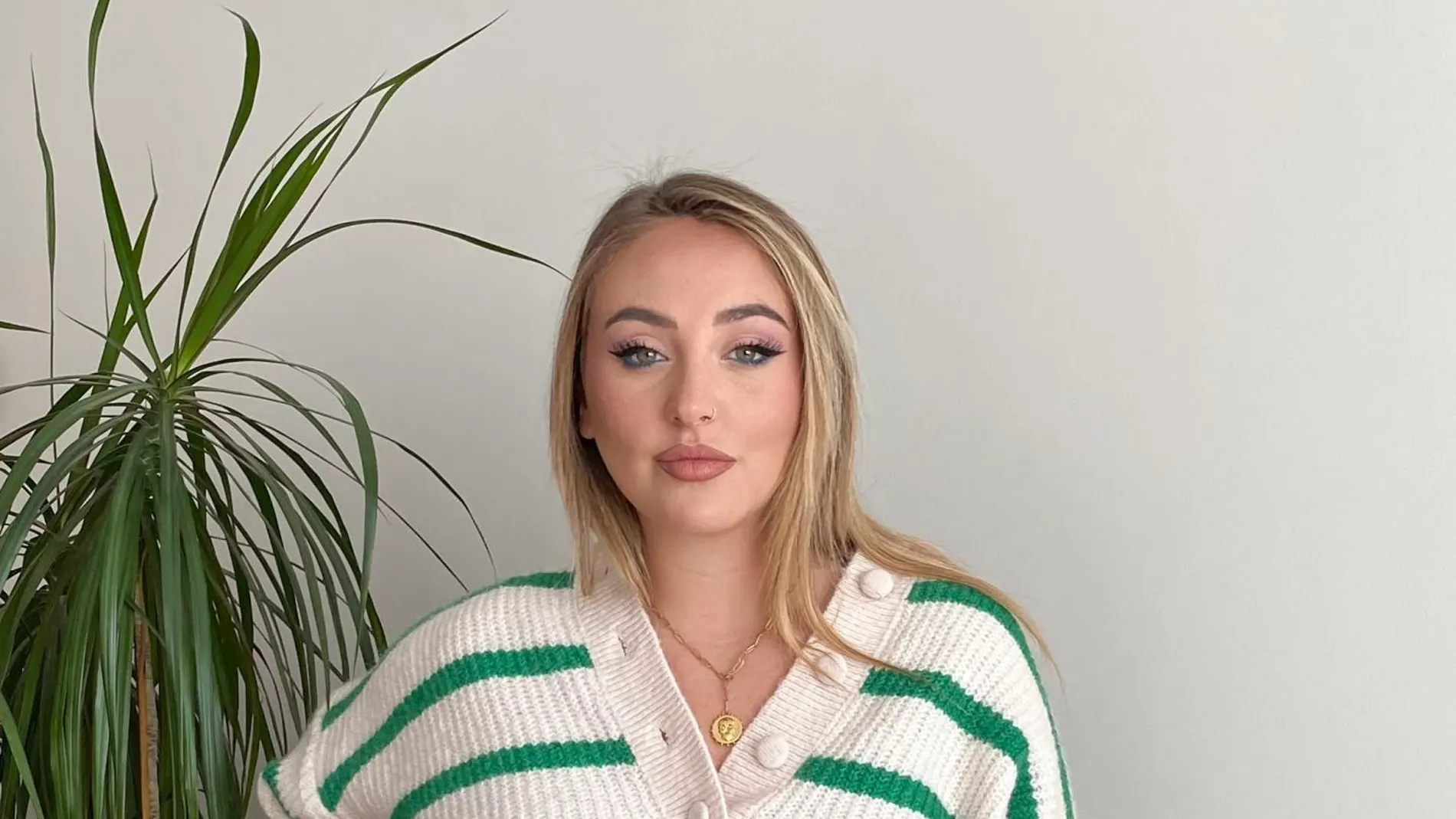 Rocío Flores con jersey de rayas.