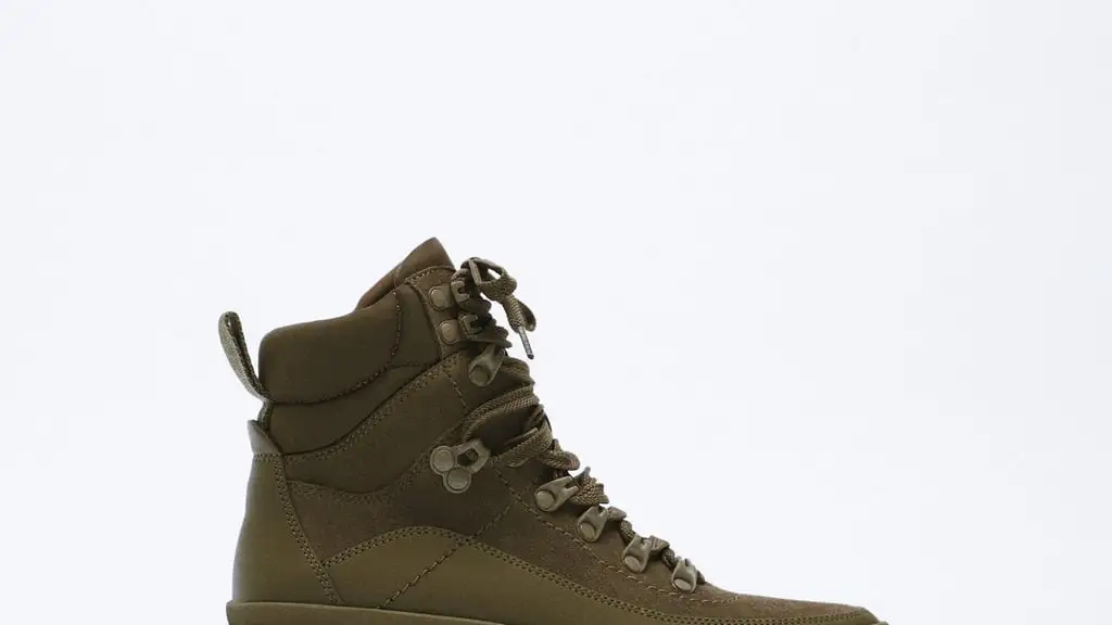 Botín de montaña en verde caqui, de Zara