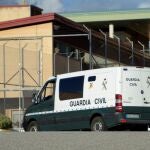 Momento de la entrada del vehículo que traslada a Francisco Javier Almeida, detenido hace una semana como el presunto autor del homicidio de un niño de 9 años en el municipio riojano de Lardero, a la cárcel de Segovia tras ser llevado desde la de Logroño, donde se encontraba en prisión provisional
