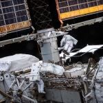 Trabajos en el exterior de la Estación Espacial filmados por Thomas Pesquet dentro del complejo
