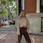 María Pombo con pantalón de vestir y jersey de lana.