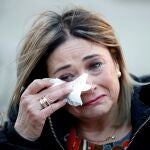 La madre de Marta Calvo en los exteriores del Congreso de los Diputados