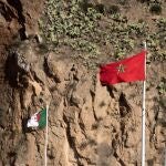 Banderas de Argelia y Marruecos junto a la frontera entre los dos países en la localidad marroquí de Oujda