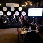 Pepe Lugo, Fermín Hidalgo y Almudena Villegas durante el coloquio sobre la gastronomía sanluqueña
