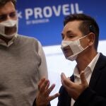 El activista, Marcos Lechet, y el fundador de Bioinicia, Jose María Lagarón (i), durante la presentación de la mascarilla "Inclusiva"